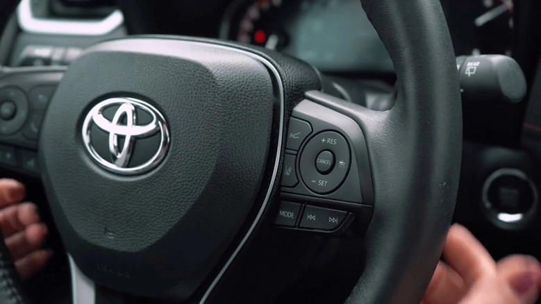 Xe ô tô duy trì tốc độ ổn định nhờ Cruise Control, mang lại hành trình thư giãn